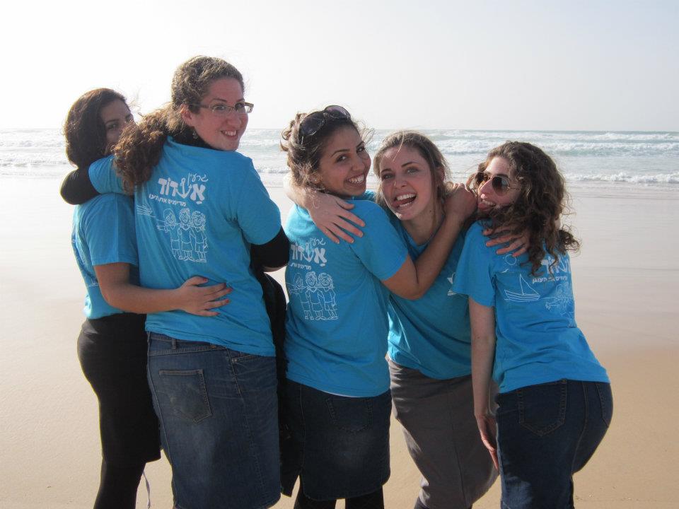 k_ashdodyam בנות גרעין אשדוד עם חולצות של הגרעין בים