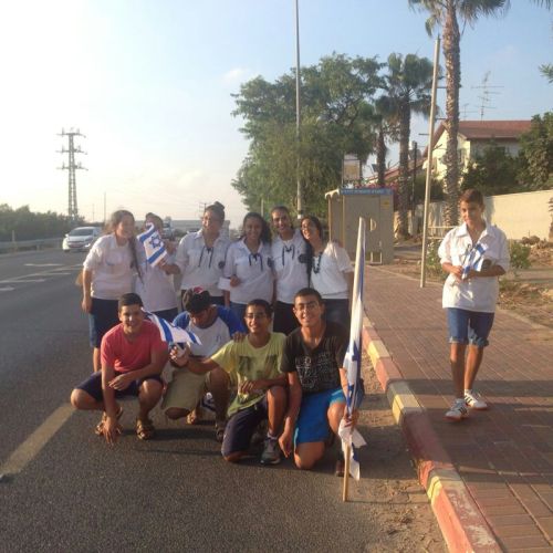 k_bnotsherutlemaanami בנות שירות עם חניכים מהיישוב עם דגלי ישראל