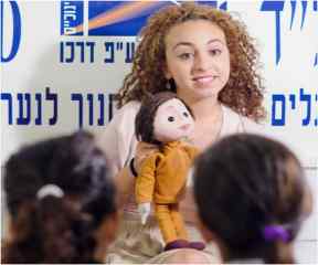 k_boilifroachbheled בת שירות של חל"ד מעבירה פעילות לילדים כשברקע הסמל של חל"ד