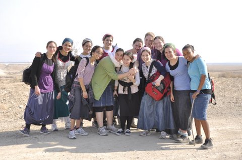 k_garinbetshemeshsolelshvilimhadashim! בנות גרעין בית שמש בטיול בנחל אוג