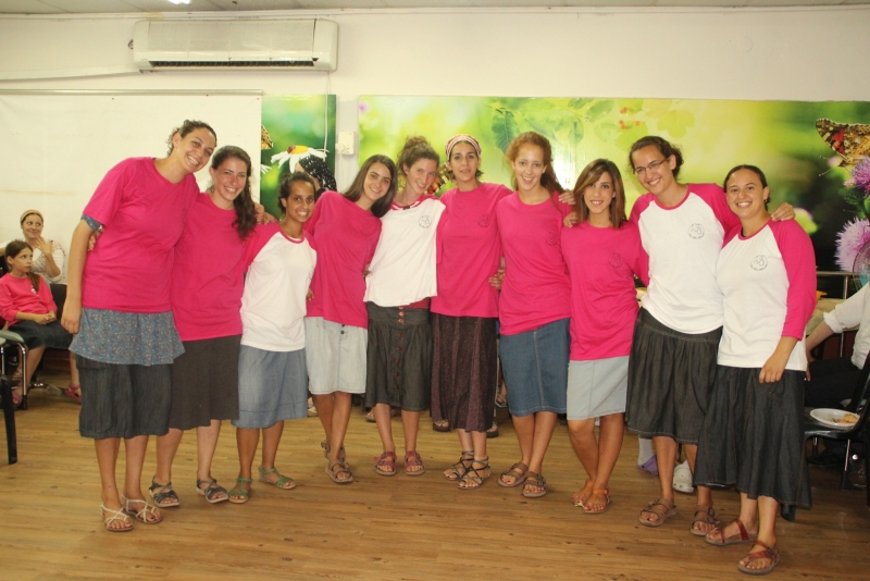 k_garingivatolga! בנות שירות של גרעין אולגה עם חולצה של הגרעין