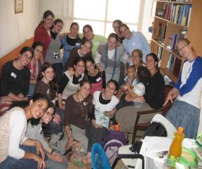 k_garinzofianetanyabyamshelnetanya תמונה קבוצתית של בנות גרעין צופיה אחרי אורייתא