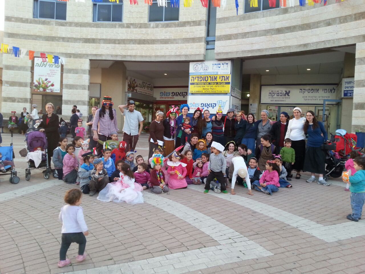 k_hodeshadarbgarintzofianetanya בנות השירות של גרעין צופיה יחד עם ילדי השכונה וההורים אחרי תהלוכת פורם שמחה במיוחד