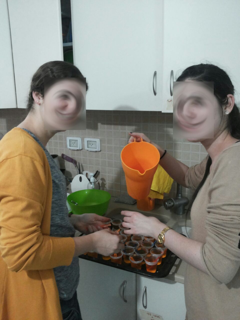k_mechapesetlshanotolamot 2 בנות שירות באולפנת דולב מוזגות מיץ