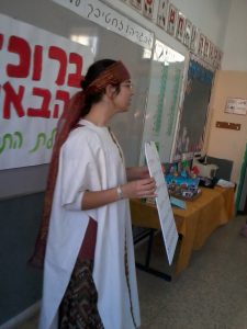 בת שירות מהמרכז זהות באור יהודה מעבירה שיעור בכיתה על מתן תורה