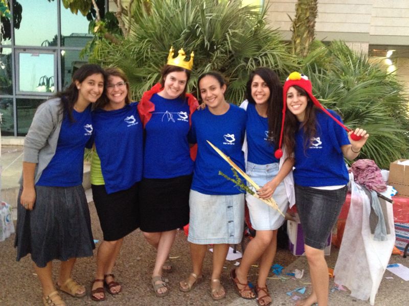 k_mitlabetetbeinhadrachatyahadutlkfareinoar בנות שירות של "עם ישראל אחד" בחולצות אחידות ואביזרי פורים