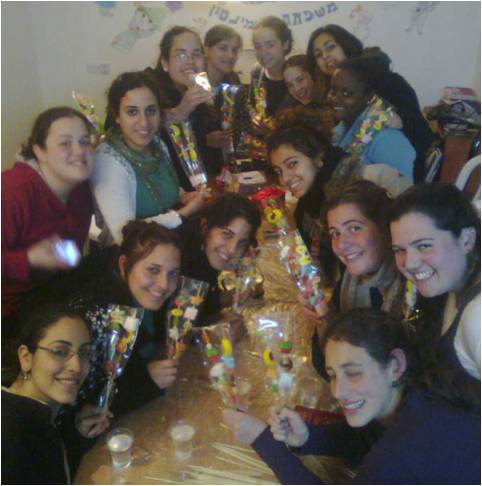 k_natanya2012 בנות שירות של גרעין נתניה בפעילות כיפית ומתוקה במיוחד לכבוד אדר. מכינות שיפודי גומי