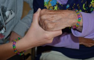 בת שירות וקשישה מוהדרת מחזיקות ידיים