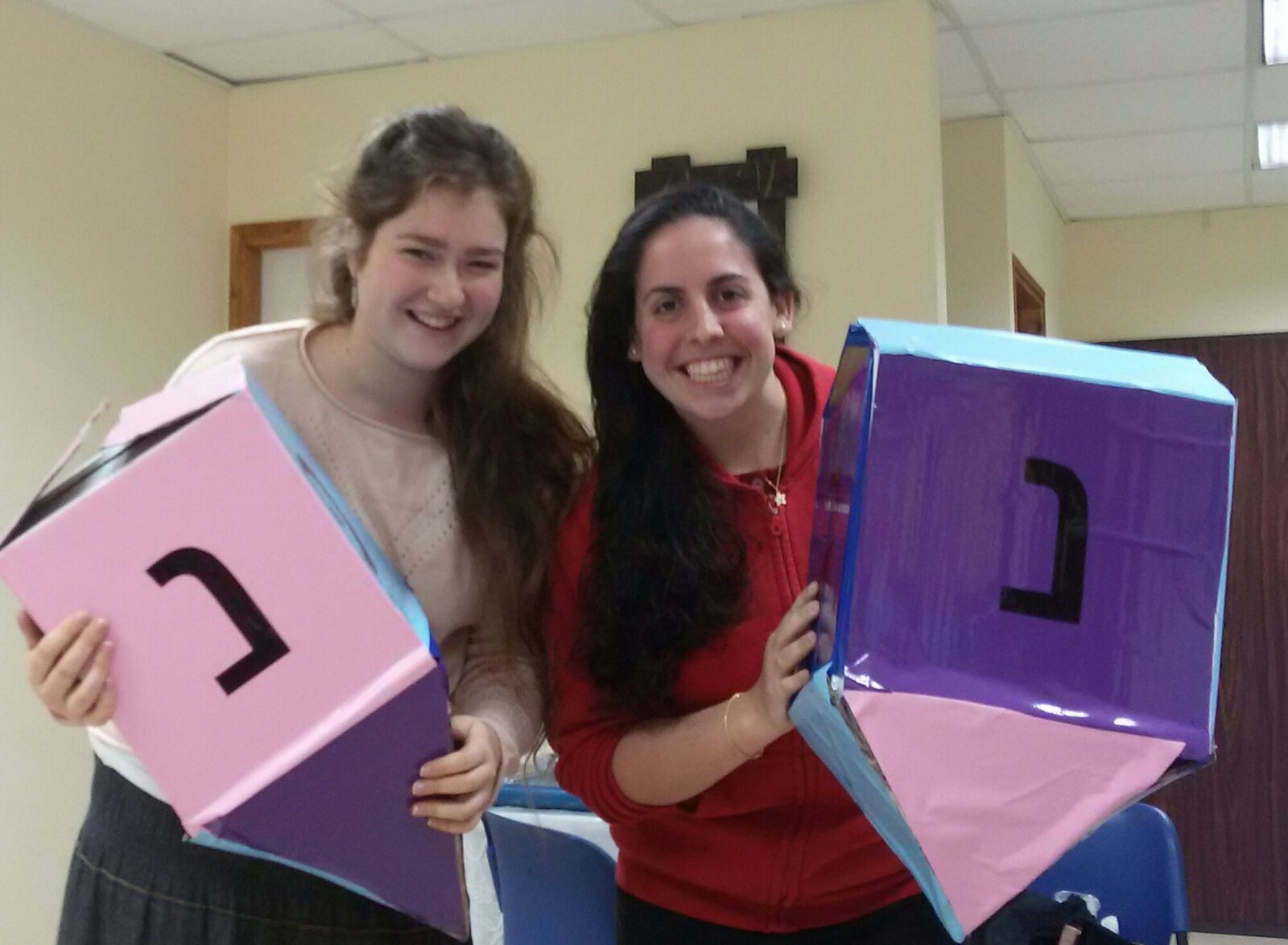 k_sicumhanukabgarinnetanya בנות שירות של גרעין נתניה מחזירות סביבונים גדולים שהכינו לקישוט הפעילות לחנוכה