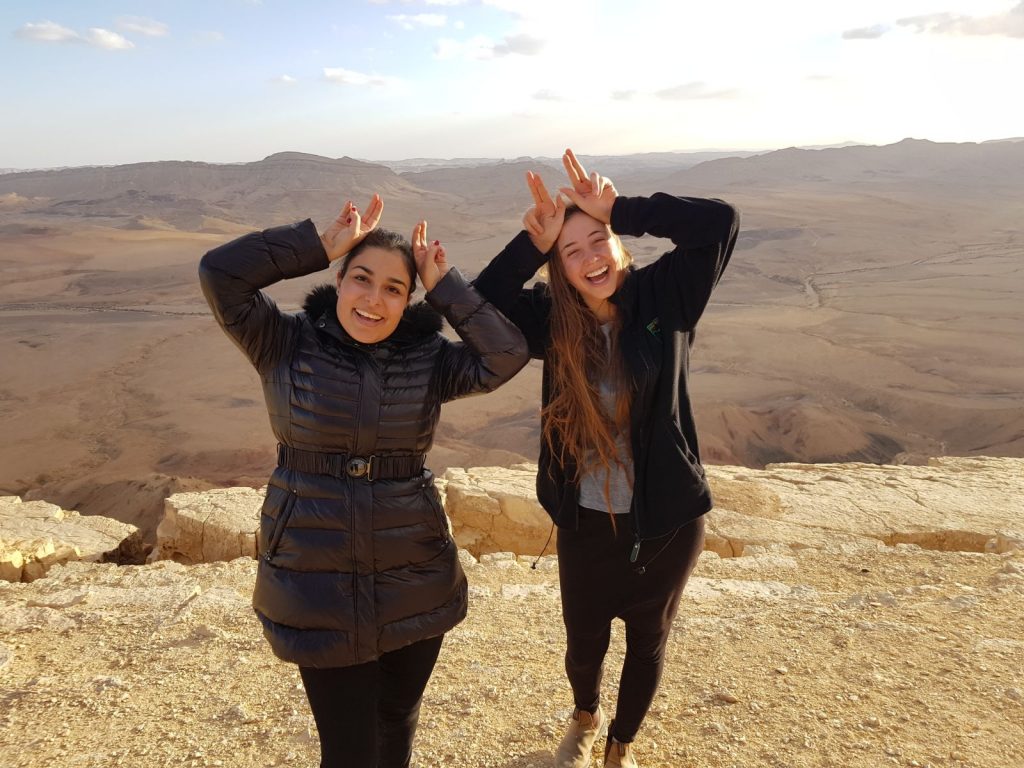 בנות השירות של חוות הנוער בציוני