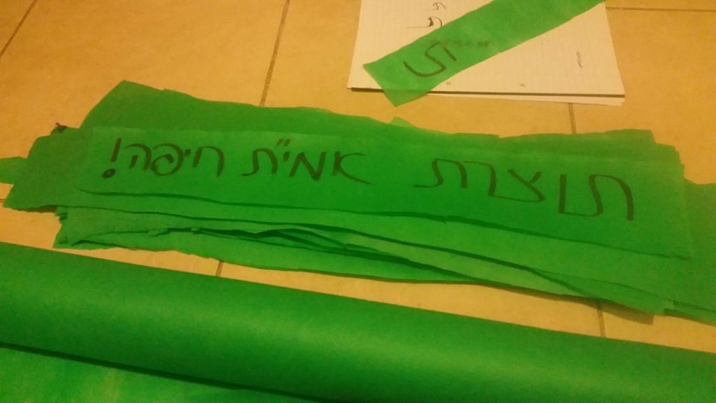 כתרים שהכינו בנות השירות של אמית חיפה