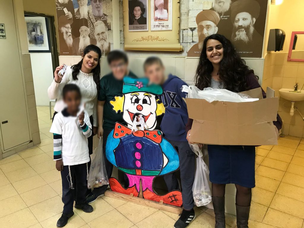 בנות השירות של בי"ס נועם נריה עם תלמידים מבית הספר בפורים