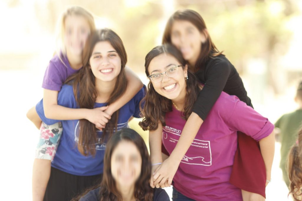 ילדי בי"ס קול יעקב עם בנות השירות בטיול