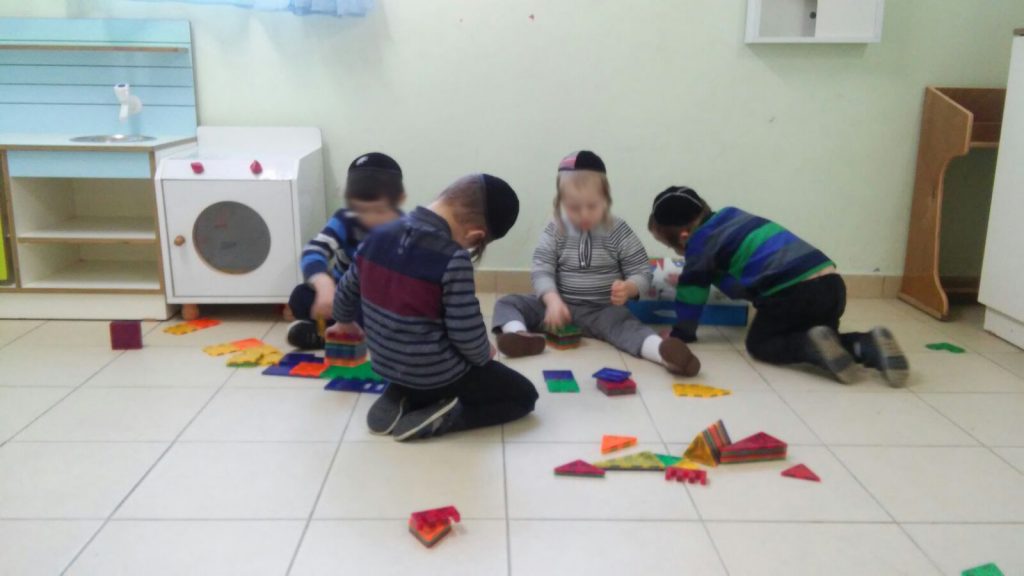 ילדי גן פתחיה משחקים בגן