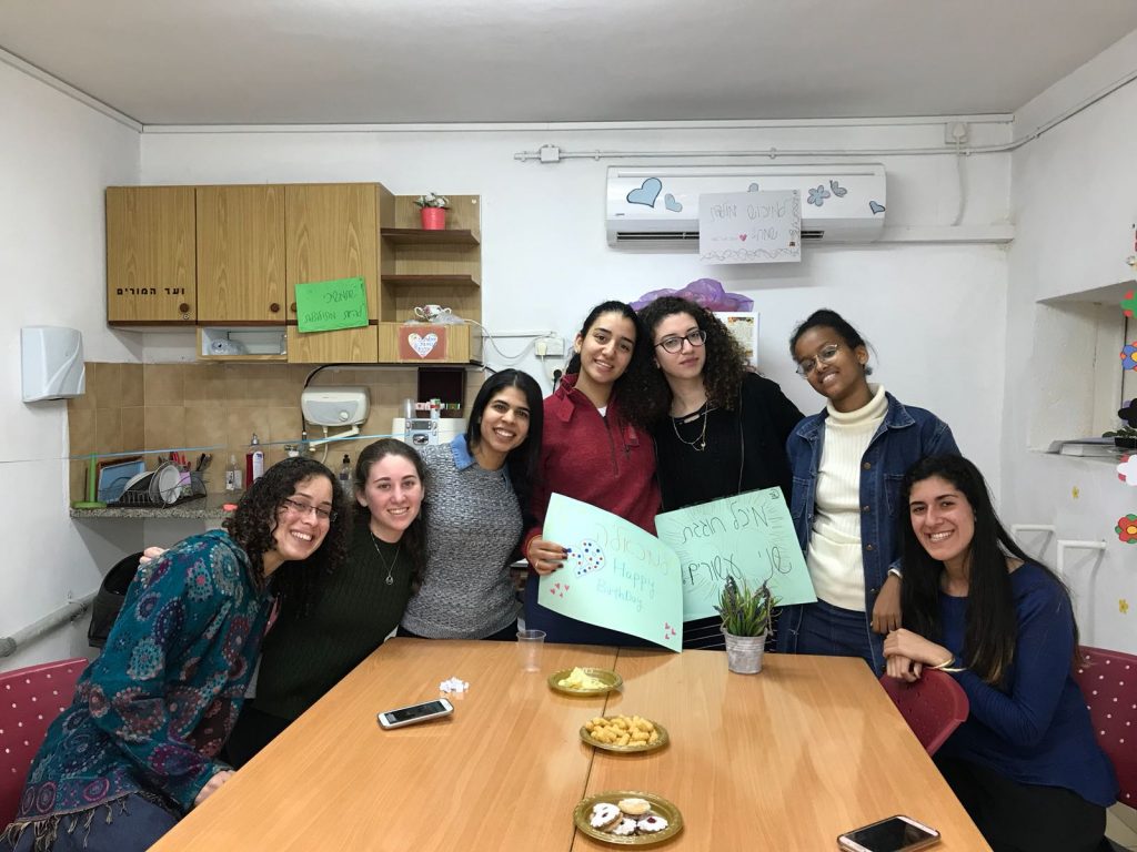 בנות מרכז עמי חוגגות יומולדת