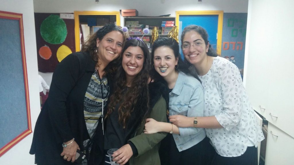 בנות השירות של מרכז פויירשטיין בפעילות לפורים