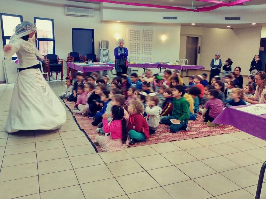 בת שירות של מרכז לזהות יהודית גבעתיים מעבירה פעילות לילדים