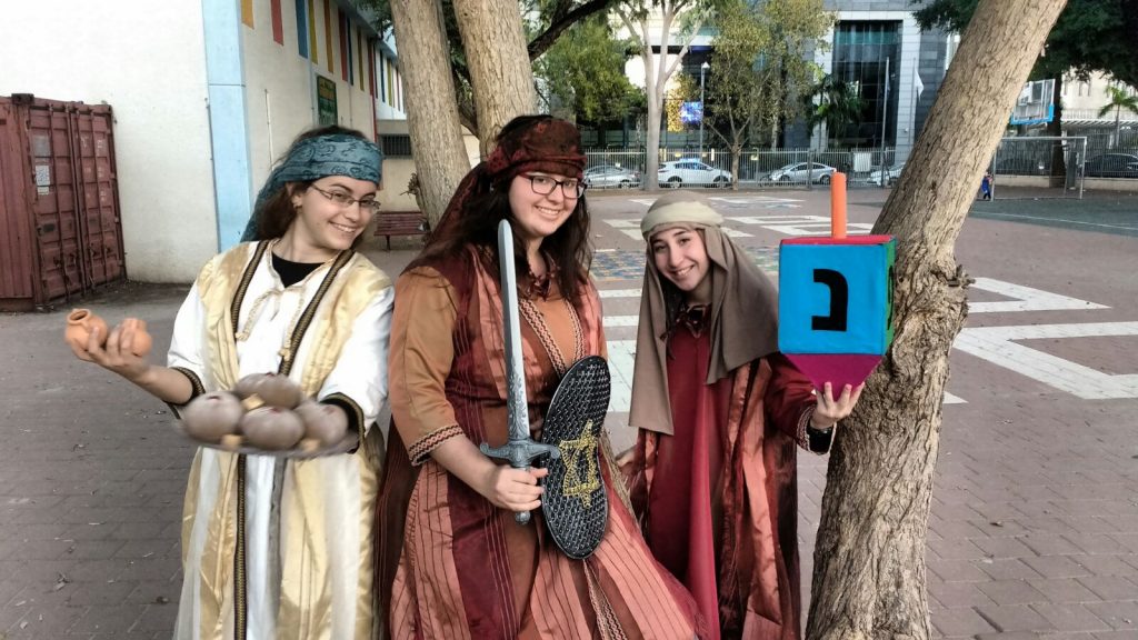 בנות מרכז רעות בפעילות לחנוכה