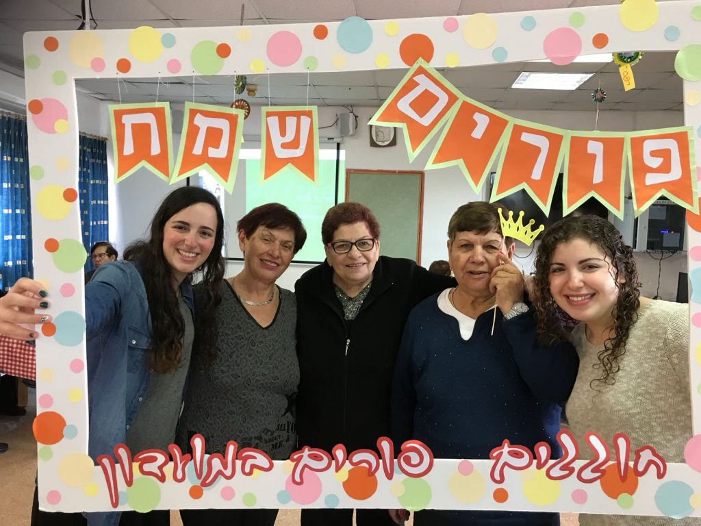 בנות השירות של והדרת גן יבנה עם קשישות בפורים