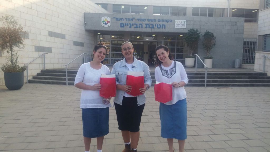 בנות השירות של תיכון אחד העם-אחי בפעילות