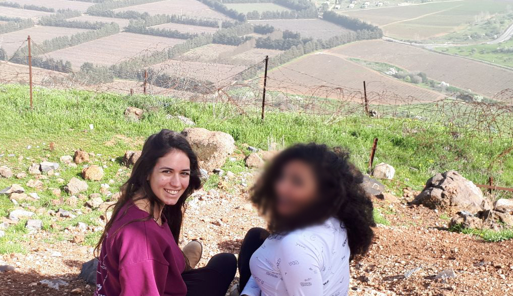 בת שירות של תיכון טכנולוגי נעמת עם תלמידה מהתיכון