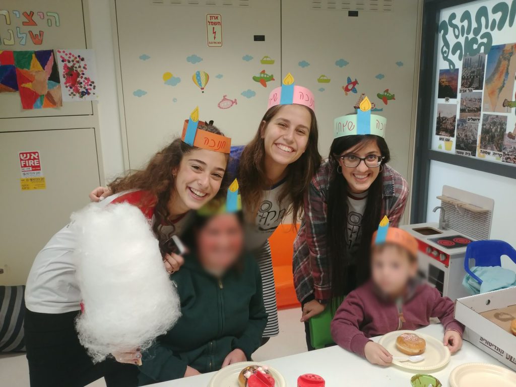 בנות השירות של תקווה ומרפא עם חניכות מאושפזות בפעילות לחנוכה