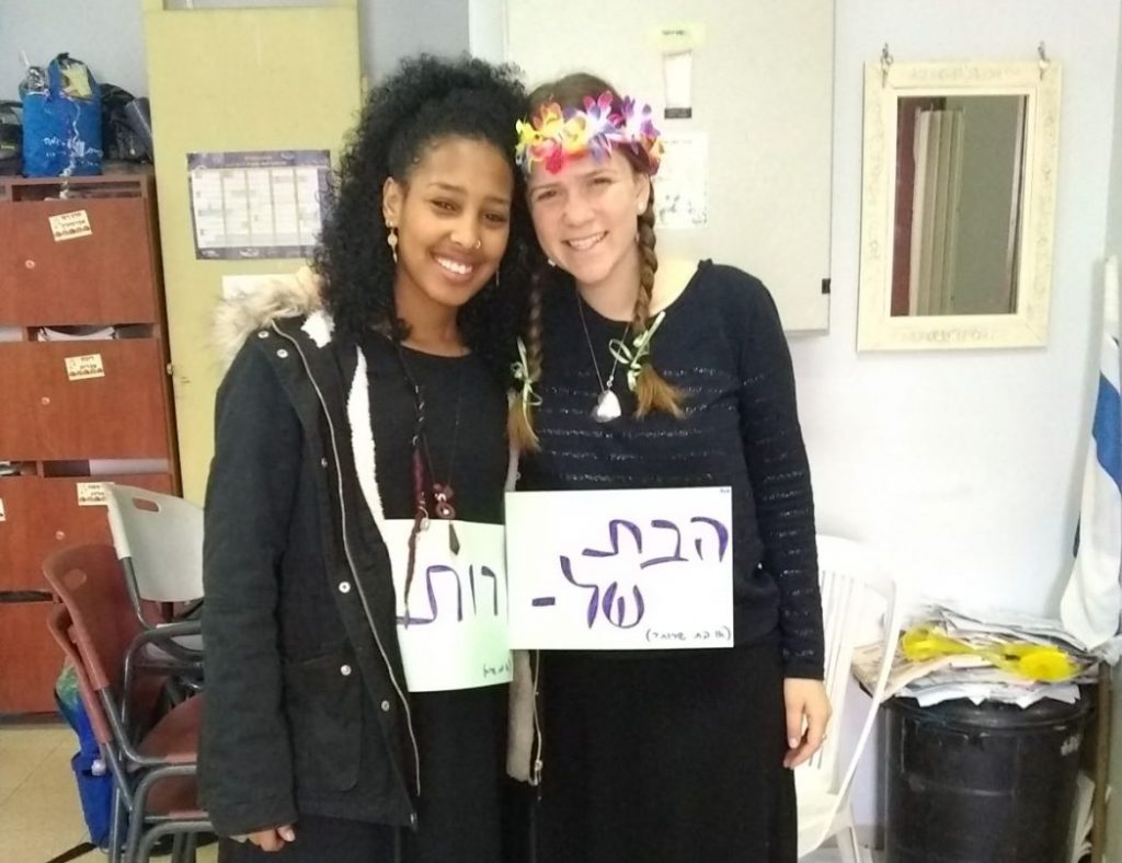 בנות השירות של בי"ס תורני אורות בנים בתחפושת מיוחדת