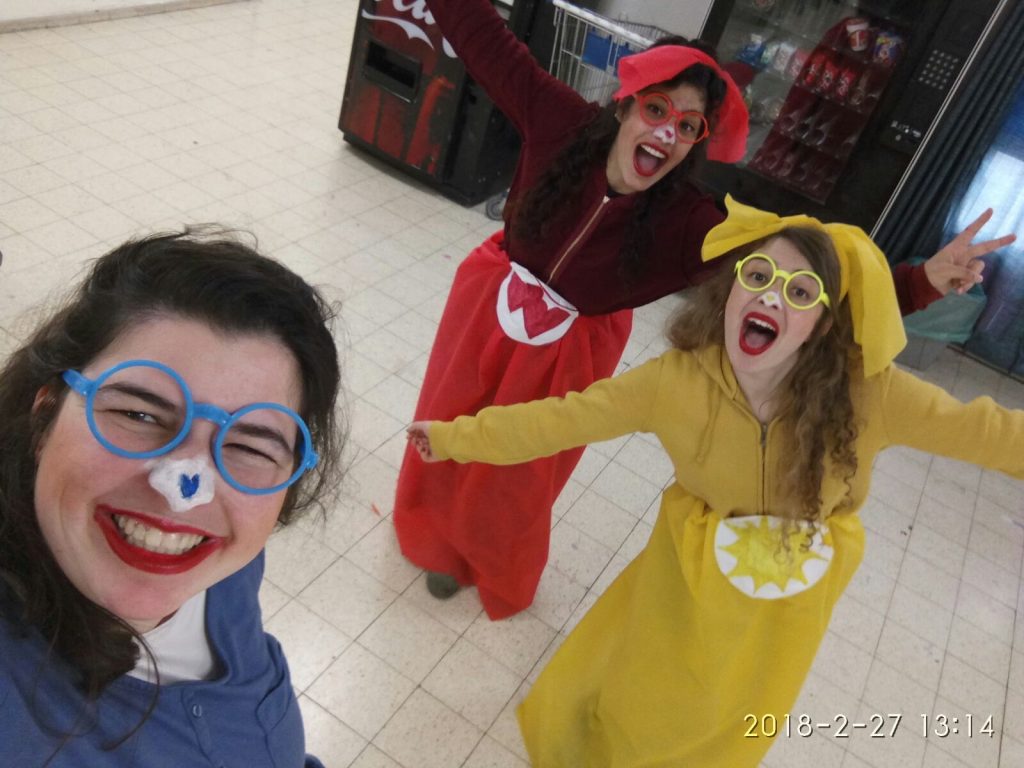 בנות השירות של אולפנת נוה רוחמה בתחפושת מושקעת