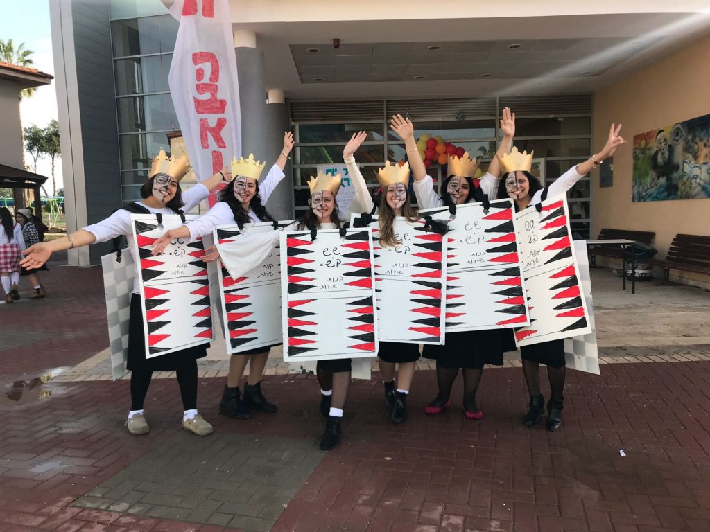 בנות השירות של אולפנת צביה חפץ חיים בתחפושת מקורית במיוחד