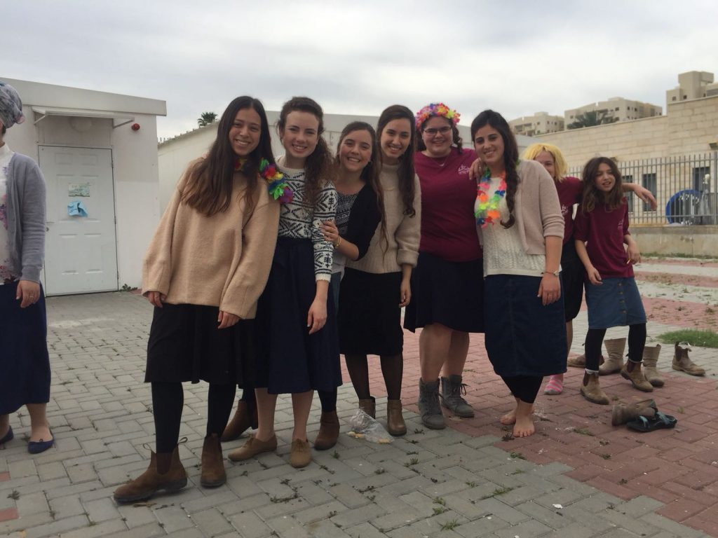בנות השירות של אולפנת צביה אליעד לוד