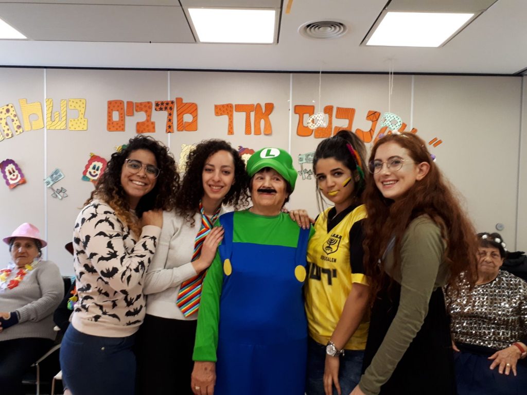 בנות השירות של והדרת ירושלים עם קשישה בפורים