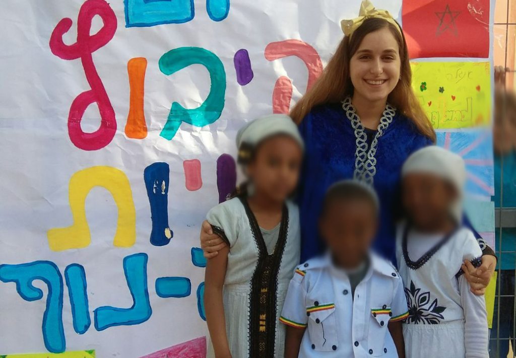 בת השירות של יפה נוף עם תלמידי הבית ספר ביום קיבוץ גלויות